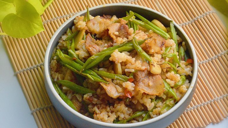 空心菜杆回锅肉炒饭,有菜,有肉还有米饭