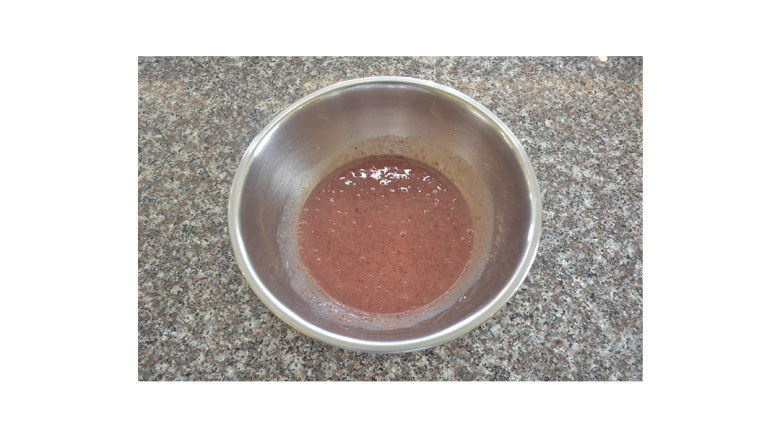 草莓藏心,再加入草莓果酱搅拌均匀,冷却至25℃左右。
