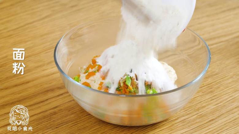 豆腐蔬菜小方12m+,往豆腐泥中加蔬菜碎和<a style='color:red;display:inline-block;' href='/shicai/ 519'>面粉</a>,然后搅拌均匀~