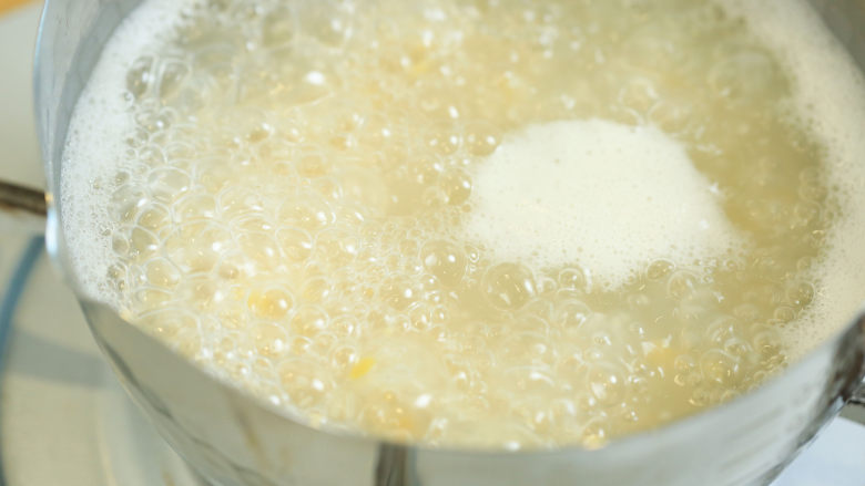 菜泥谷物粥8m+,小白菜泥倒入锅中,煮开。