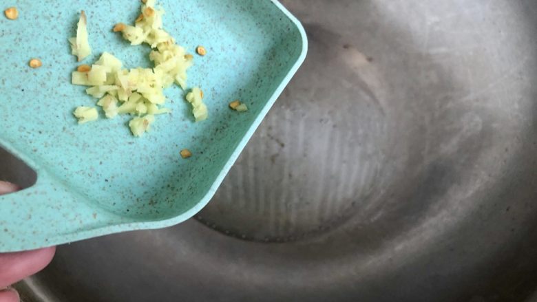 金玉银针如意菜➕绿豆芽炒蛋,热锅加入适量食用油,小火加入姜末煸香