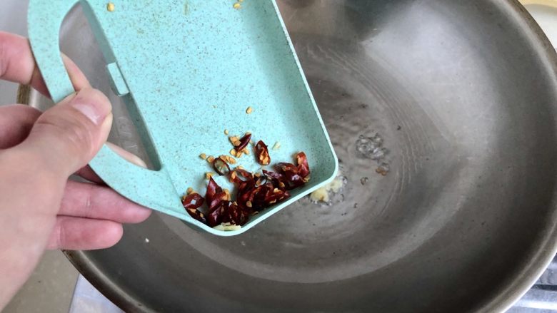 金玉银针如意菜➕绿豆芽炒蛋,加入干辣椒煸香,火不要大,辣椒易糊,怕吃辣的宝宝们可以不放辣椒