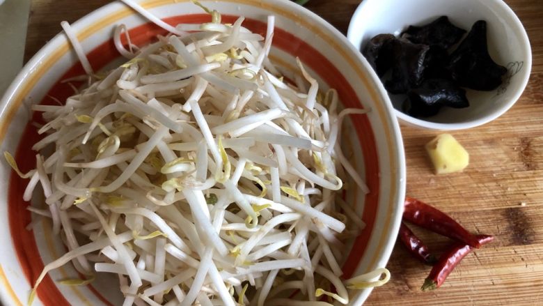 金玉银针如意菜➕绿豆芽炒蛋,绿豆芽淘洗一下,控水备用,木耳清水中揉搓洗净