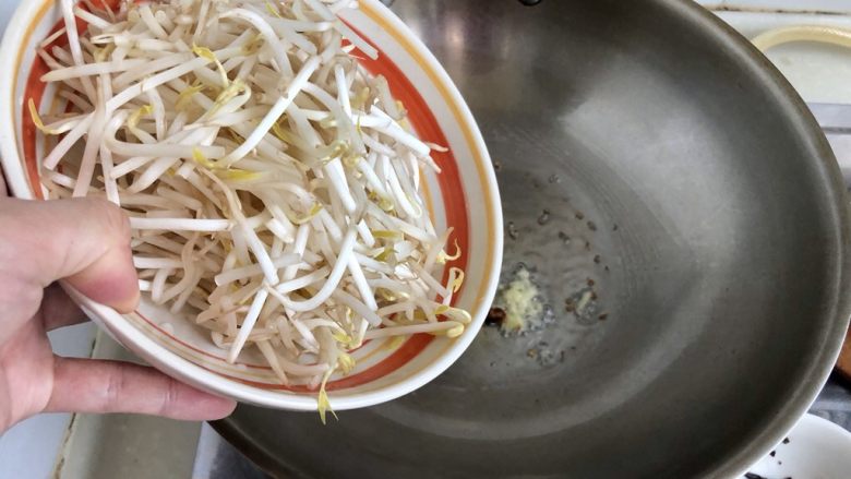 金玉银针如意菜➕绿豆芽炒蛋,转中火,加入绿豆芽