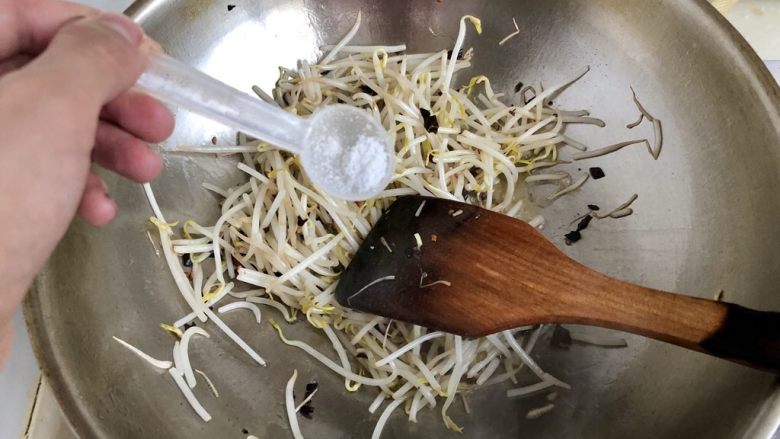 金玉银针如意菜➕绿豆芽炒蛋,加入少许食盐,翻炒均匀,因为蛋液中也加入盐分,所以这里盐不要加太多,以免过咸