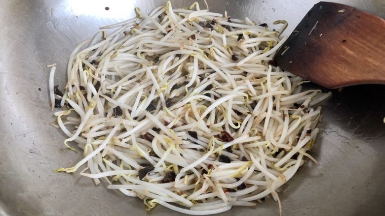 金玉银针如意菜➕绿豆芽炒蛋,转小火,把绿豆芽形状整理一下,方便倒入蛋液