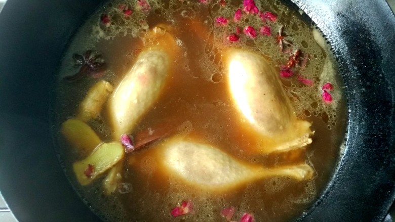 蜜汁玫瑰鸭,等大火烧开后,加入浓汤宝,玫瑰花糖