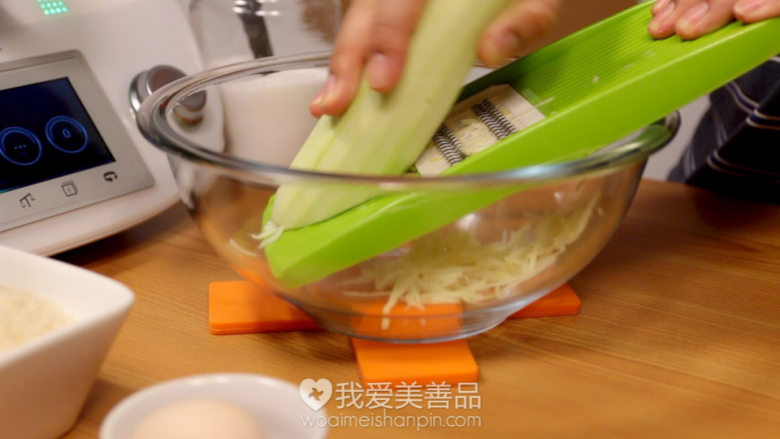 外脆里嫩的西葫芦鸡肉串,炸鸡和烤串的结合体 – 美善品食谱,先把削了皮的西葫芦刨成细丝备用