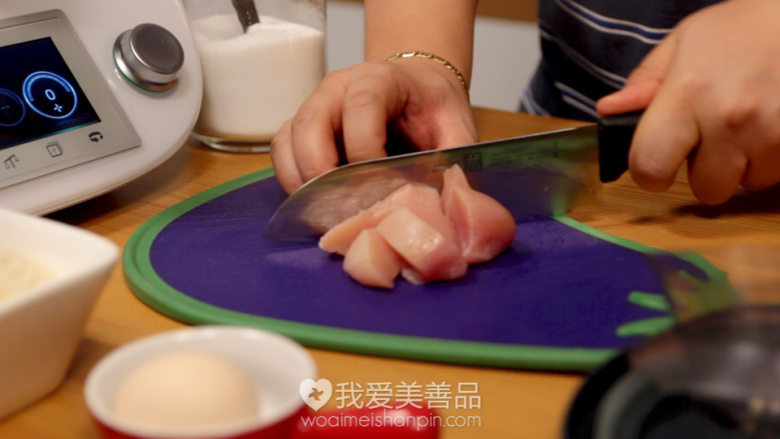 外脆里嫩的西葫芦鸡肉串,炸鸡和烤串的结合体 – 美善品食谱,再把鸡胸肉切成大块