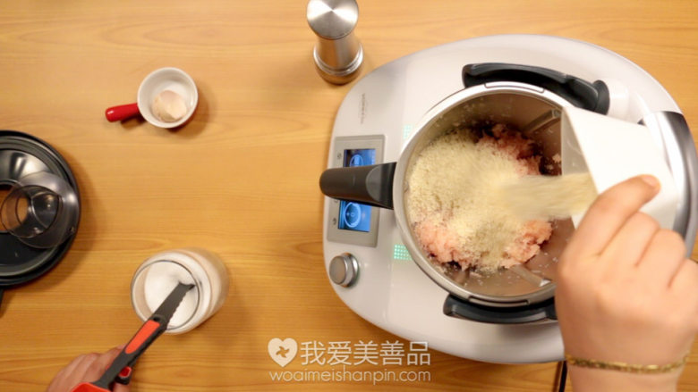 外脆里嫩的西葫芦鸡肉串,炸鸡和烤串的结合体 – 美善品食谱,时间到了打开主锅盖和量杯,把鸡蛋打进去,再加入面包糠