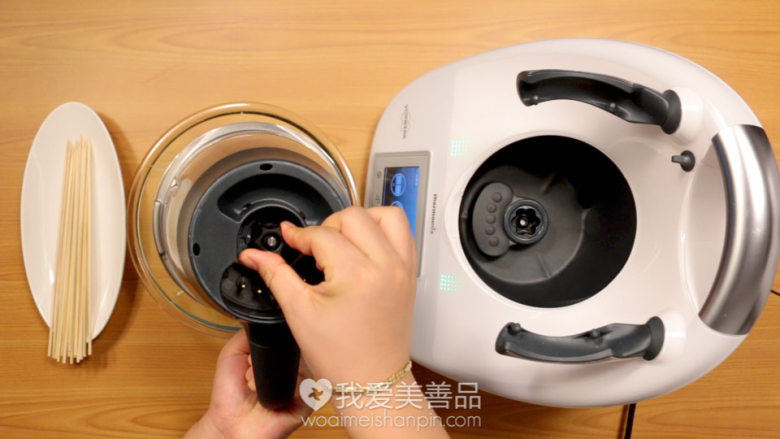 外脆里嫩的西葫芦鸡肉串,炸鸡和烤串的结合体 – 美善品食谱,时间到了,提起主锅,倒扣在装西葫芦丝的容器上,旋转主锅底部的中轴
