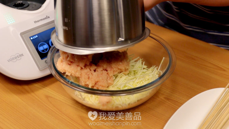 外脆里嫩的西葫芦鸡肉串,炸鸡和烤串的结合体 – 美善品食谱,主锅中的肉泥就会自己掉下来