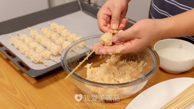 外脆里嫩的西葫芦鸡肉串,炸鸡和烤串的结合体 – 美善品食谱,混合均匀后就可以开始穿串了,把肉泥捏捏紧,然后穿在竹签上,西葫芦丝不要翘起来,都要粘在肉上,不然容易烤焦