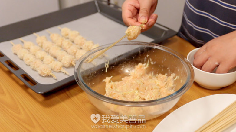 外脆里嫩的西葫芦鸡肉串,炸鸡和烤串的结合体 – 美善品食谱,如果觉得手粘也可以在手上沾点水