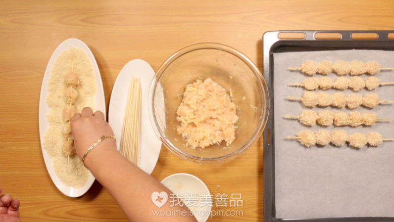 外脆里嫩的西葫芦鸡肉串,炸鸡和烤串的结合体 – 美善品食谱,肉串穿好后,放进装了面包糠的盘子里,让肉串表面沾满面包糠,不要滚动,要不然容易散
