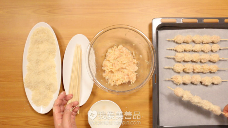 外脆里嫩的西葫芦鸡肉串,炸鸡和烤串的结合体 – 美善品食谱,把沾满面包糠的鸡肉串摆放在铺了烘焙纸的烤盘上