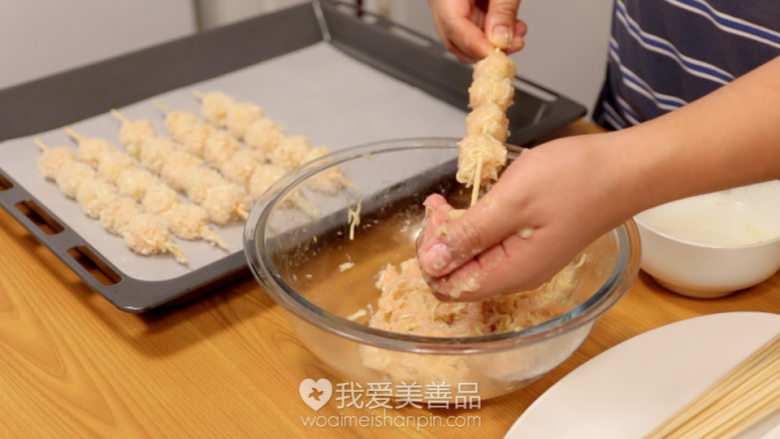外脆里嫩的西葫芦鸡肉串,炸鸡和烤串的结合体 – 美善品食谱,用同样的方法把所有的肉串都穿完