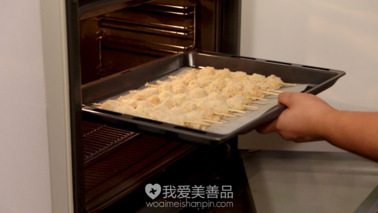 外脆里嫩的西葫芦鸡肉串,炸鸡和烤串的结合体 – 美善品食谱,肉串都做好后送入烤箱的中层,上下火200℃,烤25-30分钟左右