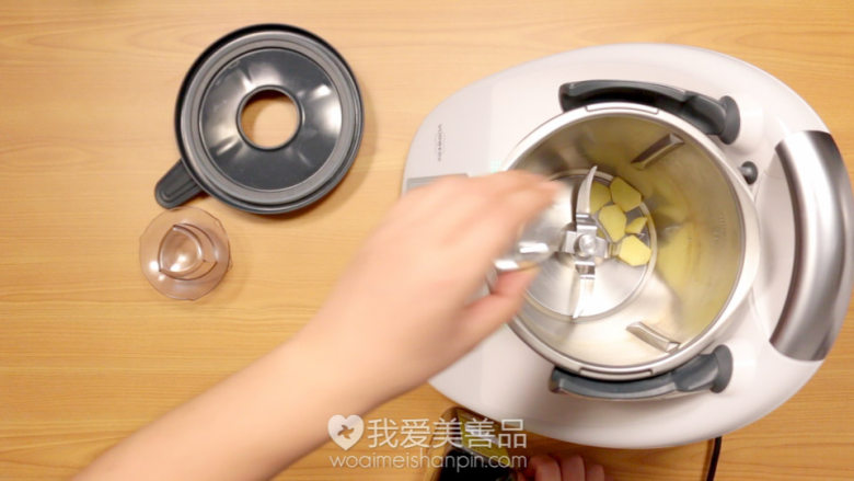 糖醋排骨,先把姜片倒入主锅中