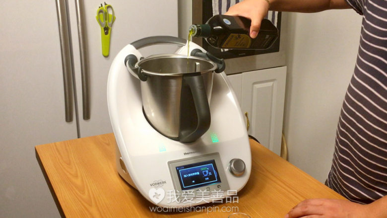 糖醋排骨,再用美善品的磅秤功能称出所需用量的油