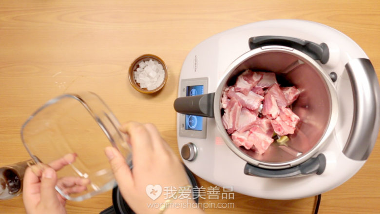 糖醋排骨,时间到了打开主锅盖和量杯，把排骨倒进主锅中