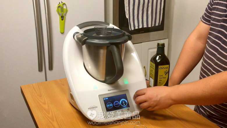 糖醋排骨,盖上主锅盖和量杯，设置3分钟，Varoma温度，1速爆香