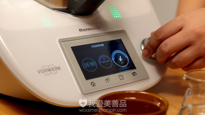 糖醋排骨,然后盖上主锅盖和量杯，设置25分钟，Varoma温度，反转小勺柔速慢炒，在慢炒的期间你就可以去忙别的了，等做完了，她会叫你的