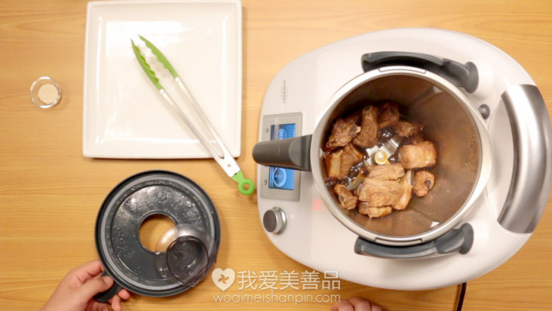 糖醋排骨,做好之后会有部分酱汁在锅底，这个时候要再滚一下汁