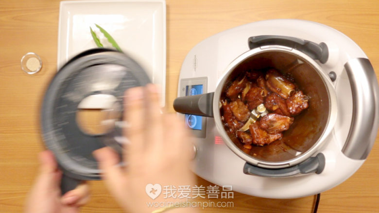 糖醋排骨,滚汁就是短时间内加快速度，把排骨翻滚一下，让每块排骨都均匀沾满酱汁