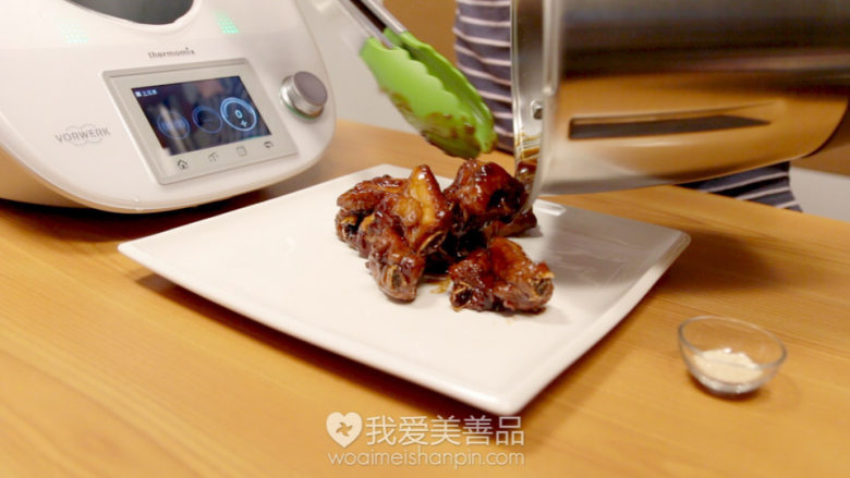 糖醋排骨,滚好汁后就可以装盘了，你也可以额外洒点白芝麻装饰一下，就可以上菜了