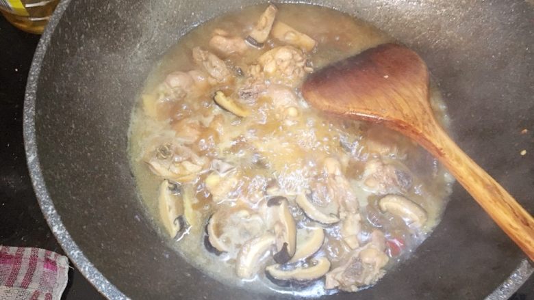 高压锅版黄焖鸡,煮好后重新倒回锅中,大火烧开