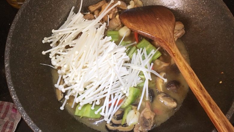 高压锅版黄焖鸡,放入金针菇,青椒,辣椒和蒜头,盖上锅盖焖5分钟即可