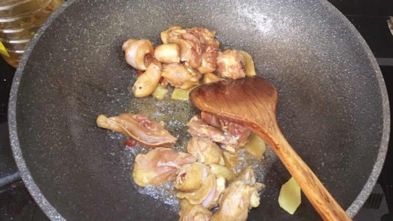 高压锅版黄焖鸡,倒入腌制好的鸡腿,爆炒2分钟