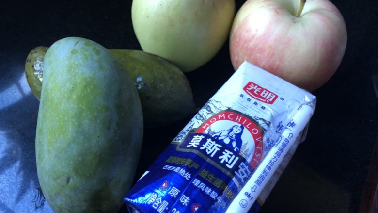 香芒苹薯沙拉,苹果、芒果的个头用酸奶来衡量一下。如果用的是大个头的,那么各一个就够啦。