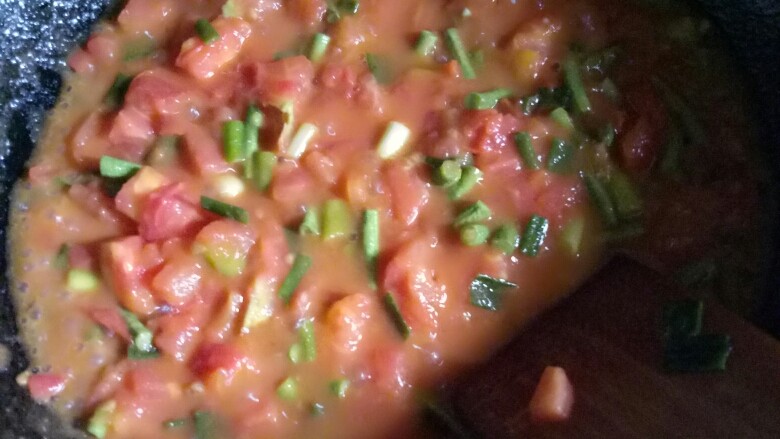 西红柿面片,多炒一会，让番茄出汁，倒水