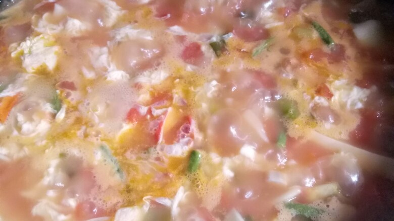 西红柿面片,打散的<a style='color:red;display:inline-block;' href='/shicai/ 9'>鸡蛋</a>均匀的倒锅里