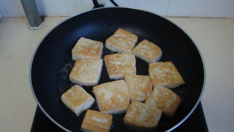 香煎豆腐,豆腐切厚点的片,煎至表面金黄盛出