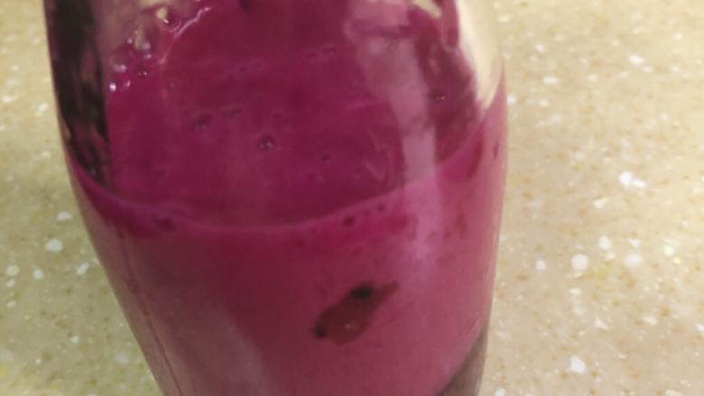 三色火龙果酸奶,倒入瓶子