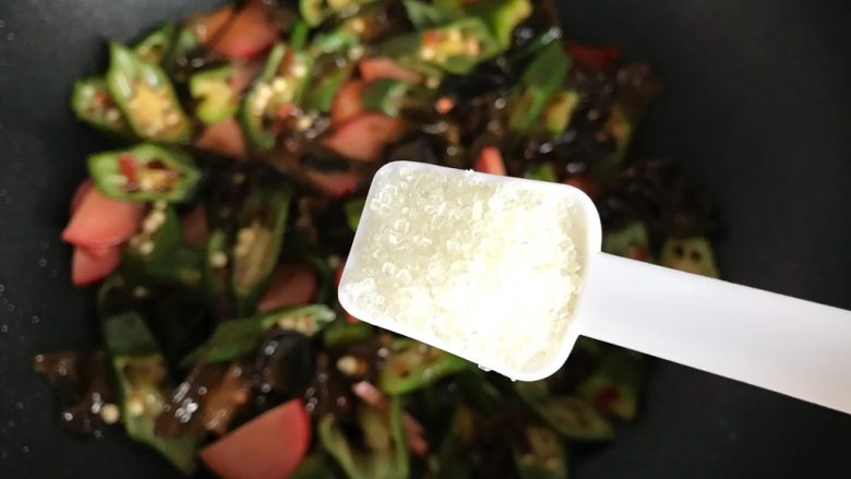 芽芽私房菜~豆瓣酱秋葵木耳炒红肠,加一小勺细砂糖,翻炒均匀,即可