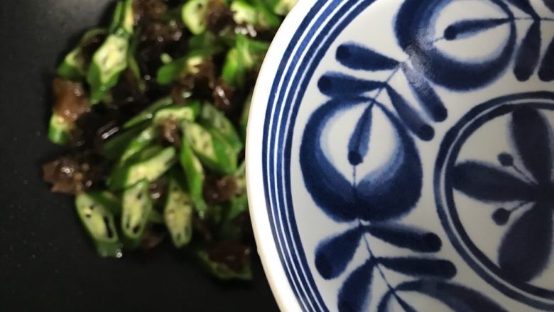 芽芽私房菜~豆瓣酱秋葵木耳炒红肠,加适量清水