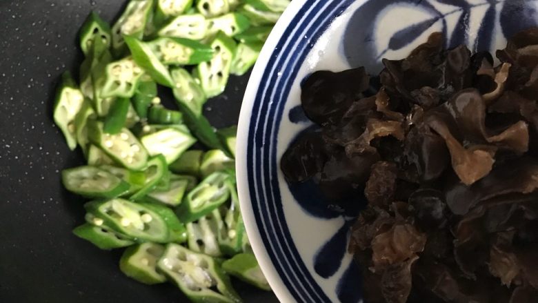 芽芽私房菜~豆瓣酱秋葵木耳炒红肠,下木耳
