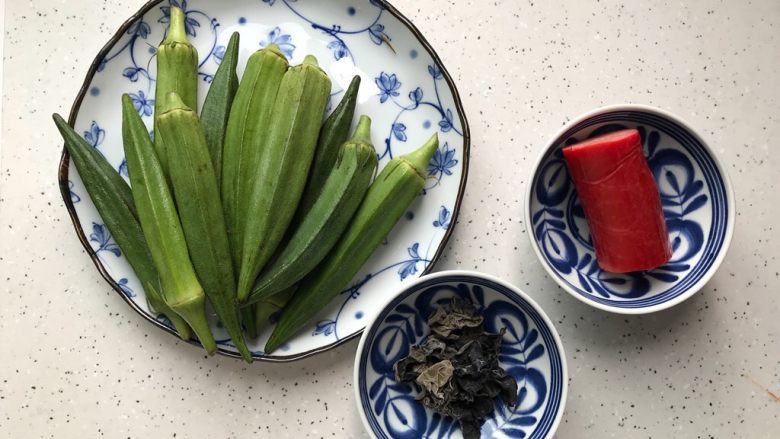 芽芽私房菜～豆瓣酱秋葵木耳炒红肠,首先我们准备好所有食材