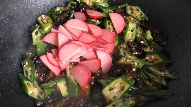 芽芽私房菜~豆瓣酱秋葵木耳炒红肠,加入红肠,翻炒至汤汁收紧