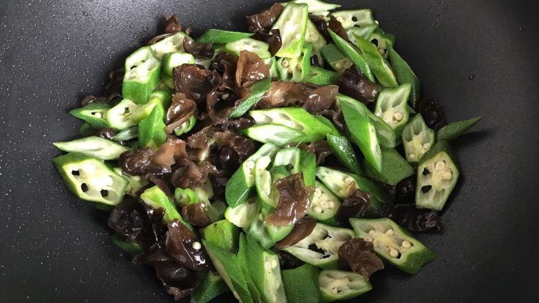 芽芽私房菜~豆瓣酱秋葵木耳炒红肠,翻炒30秒