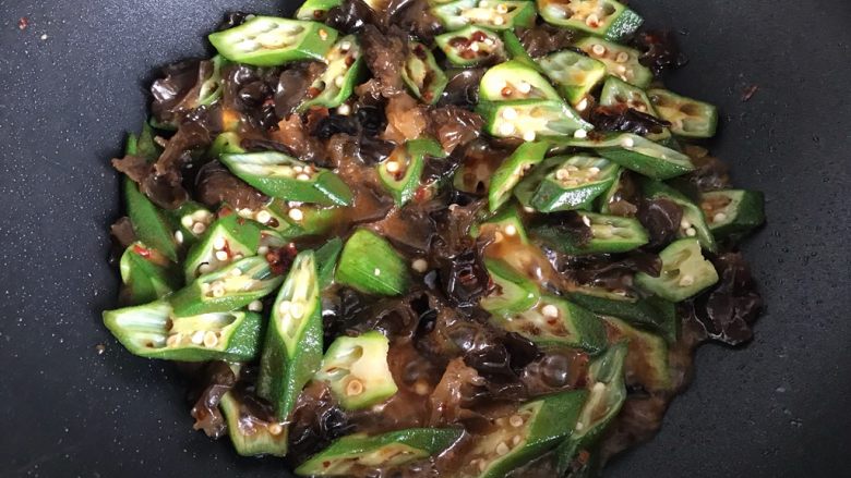 芽芽私房菜~豆瓣酱秋葵木耳炒红肠,翻炒均匀