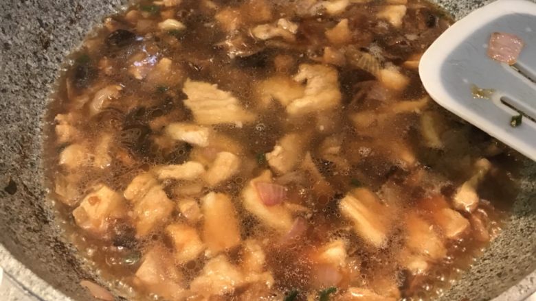 台湾卤肉饭,加入泡蘑菇的水;如果不够再加点清水,淹过材料,大火煮滚