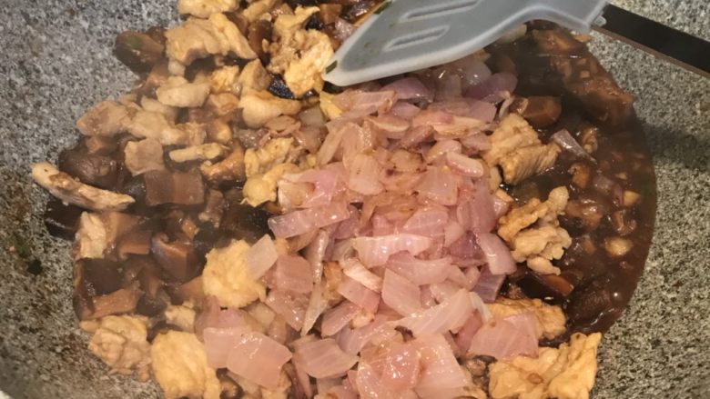 台湾卤肉饭,再放入炸好的洋葱酥,翻炒均匀