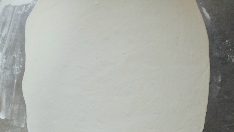千层饼,把面团擀开