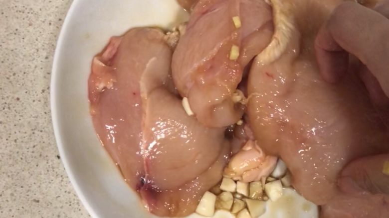 煎鸡胸肉,倒入<a style='color:red;display:inline-block;' href='/shicai/ 788'>生抽</a>，<a style='color:red;display:inline-block;' href='/shicai/ 721'>蚝油</a>，<a style='color:red;display:inline-block;' href='/shicai/ 894'>黄酒</a>，盐、<a style='color:red;display:inline-block;' href='/shicai/ 10588'>糖</a>调味儿。再加入<a style='color:red;display:inline-block;' href='/shicai/ 3250'>葱</a>。拌匀。