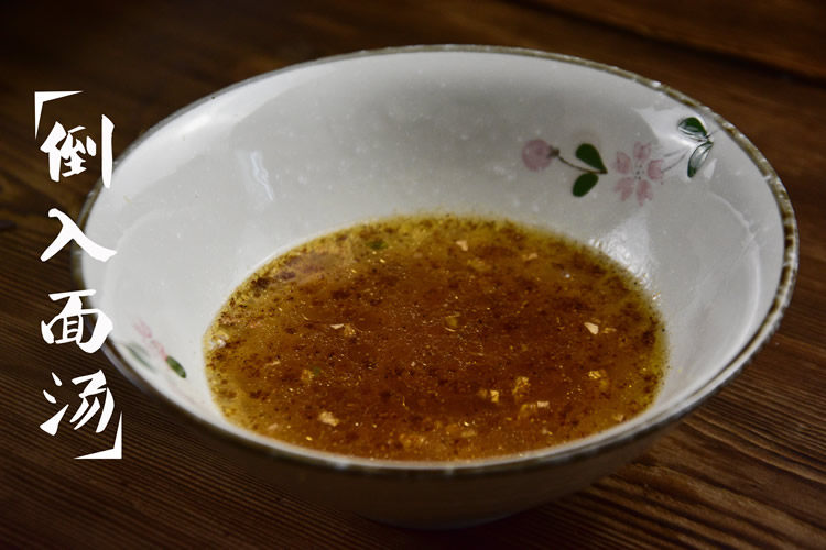 麻辣小面,准备面碗，碗里加姜沫蒜沫，<a style='color:red;display:inline-block;' href='/shicai/ 12043'>花椒粉</a>，<a style='color:red;display:inline-block;' href='/shicai/ 748'>花椒油</a>，<a style='color:red;display:inline-block;' href='/shicai/ 750'>陈醋</a>，倒入面汤（面汤可根据个人口味适度添加）；